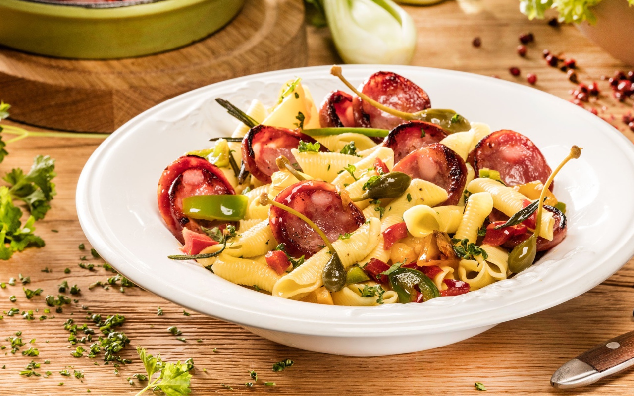 Тарелка макарон с колбасой и зеленью