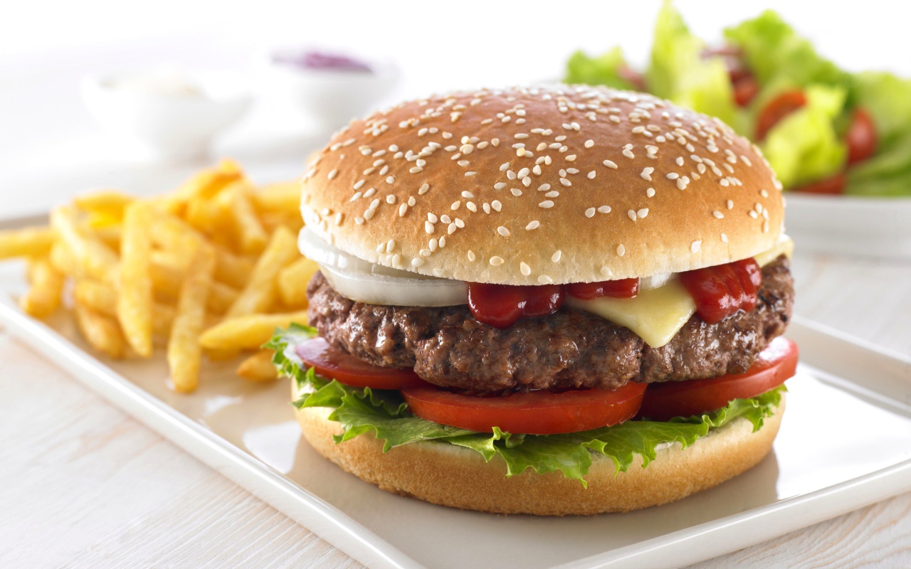 Аппетитный большой гамбургер с картофелем фри
