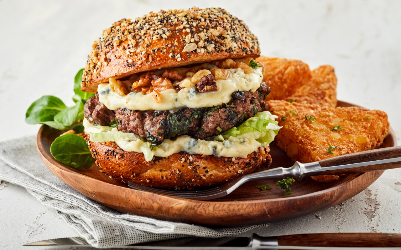 Аппетитный гамбургер на деревянной тарелке