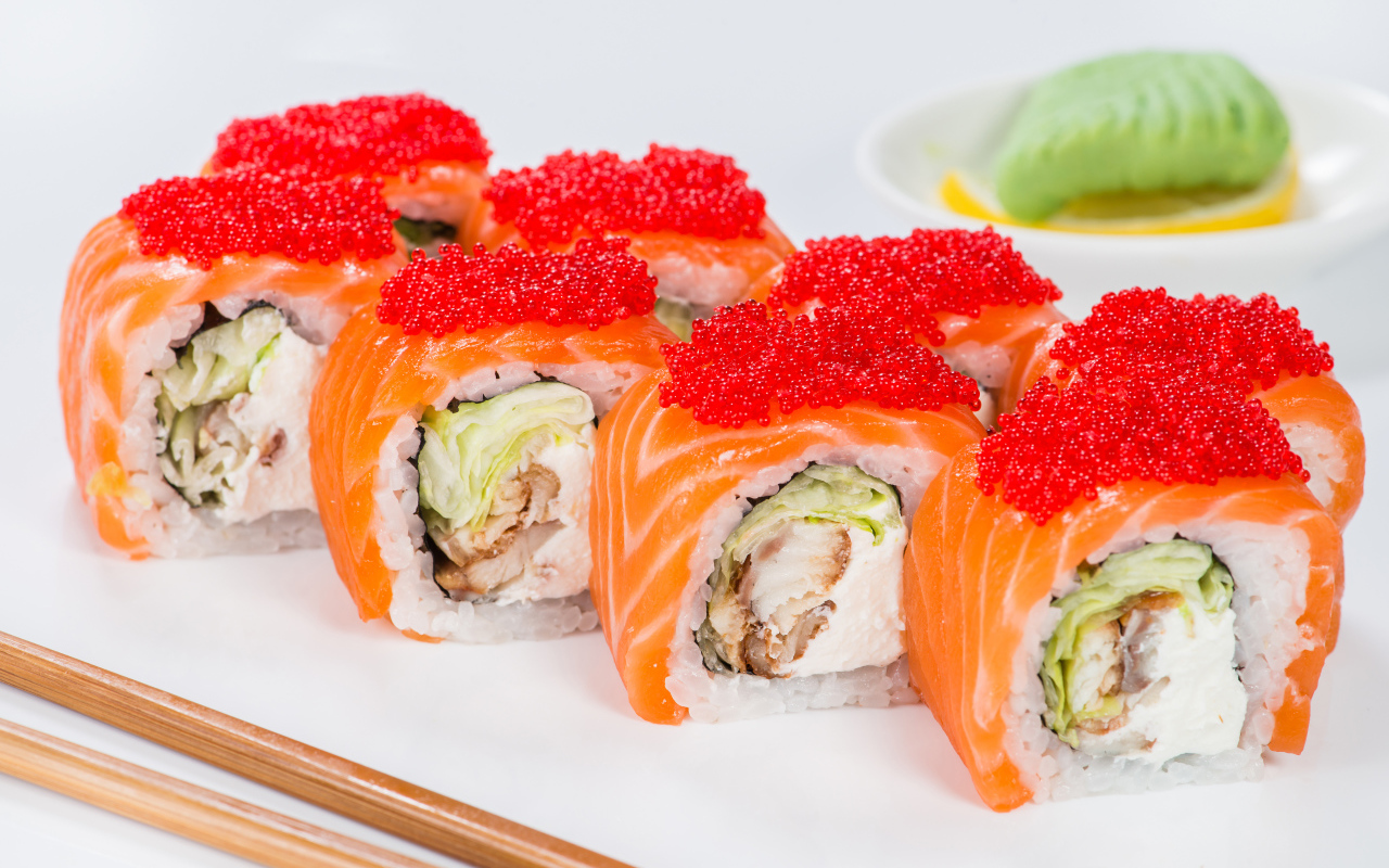 Аппетитные роллы с красной рыбой и красной икрой