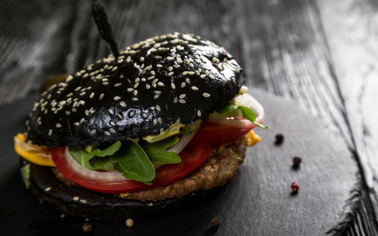 Черный гамбургер на столе
