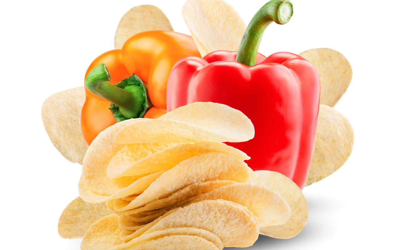 Чипсы с болгарским перцем на белом фоне