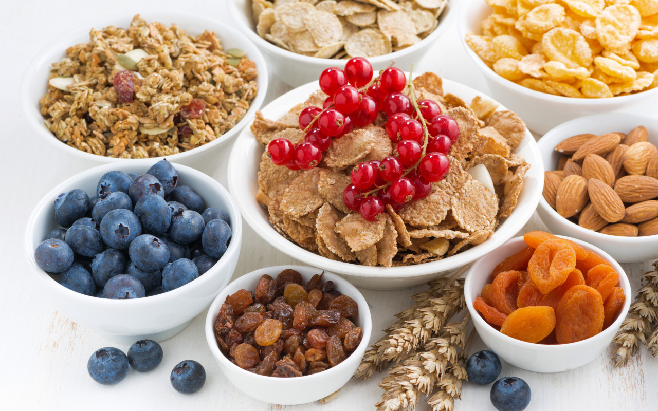 Хлопья на завтрак с орехами, ягодами и сухофруктами