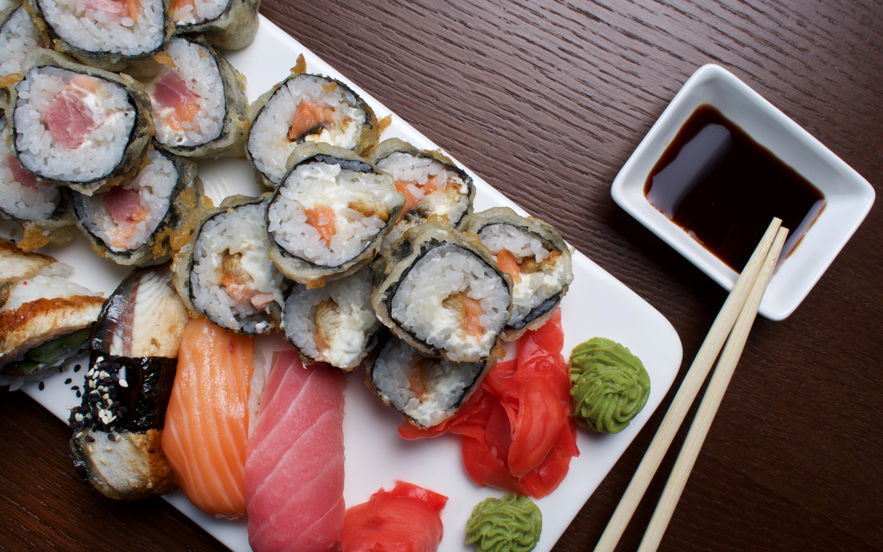 Горячие роллы с рыбой на столе с соевым соусом 