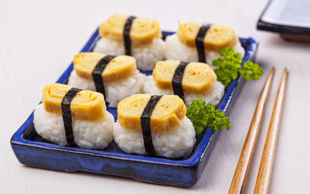 Японская еда на столе с палочками  