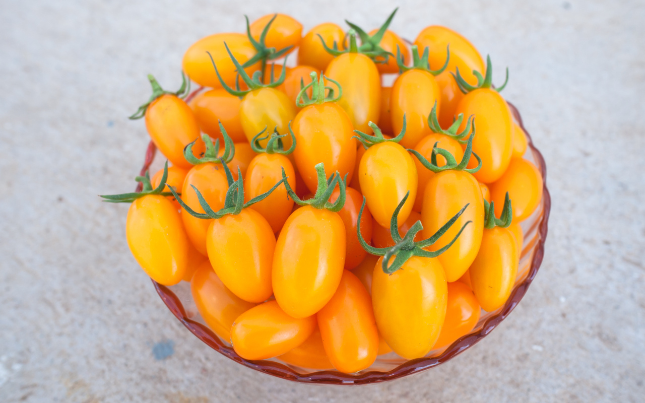 Оранжевые помидоры на тарелке крупным планом