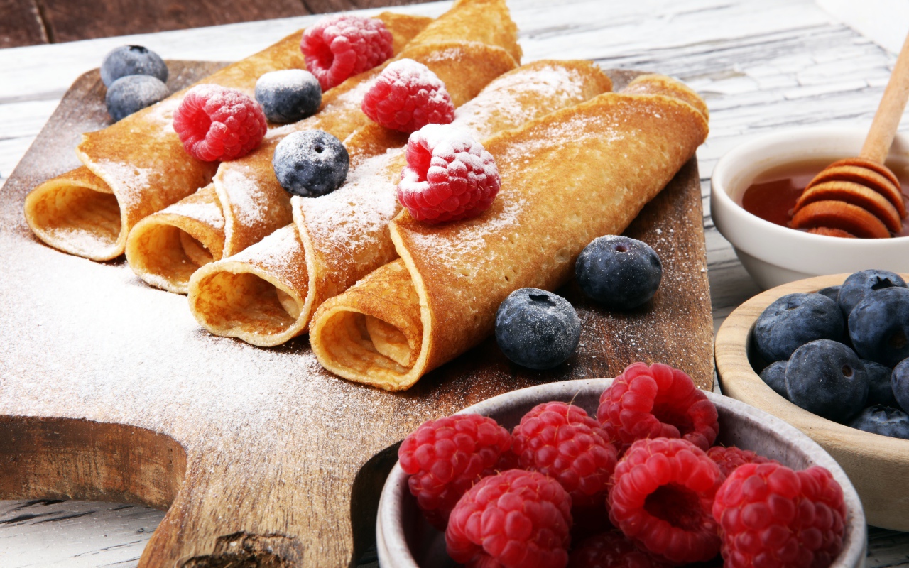 Блинчики с ягодами черники, малиной и сахарной пудрой