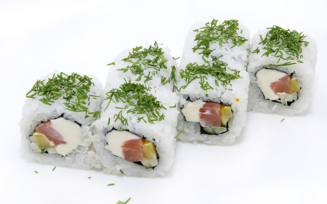 Роллы с рисом и зеленью на белом фоне