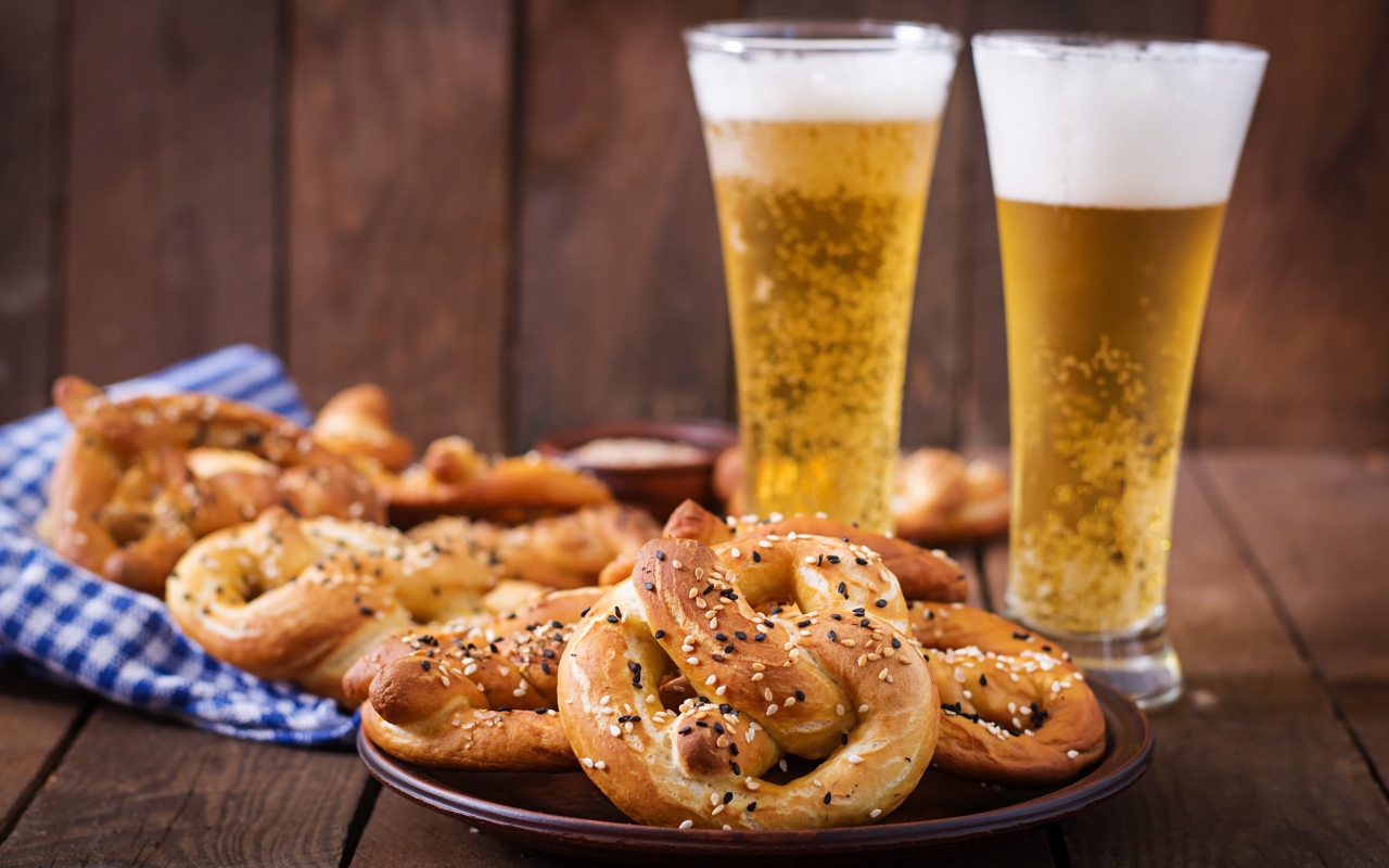 Соленое печенье с пивом на столе 