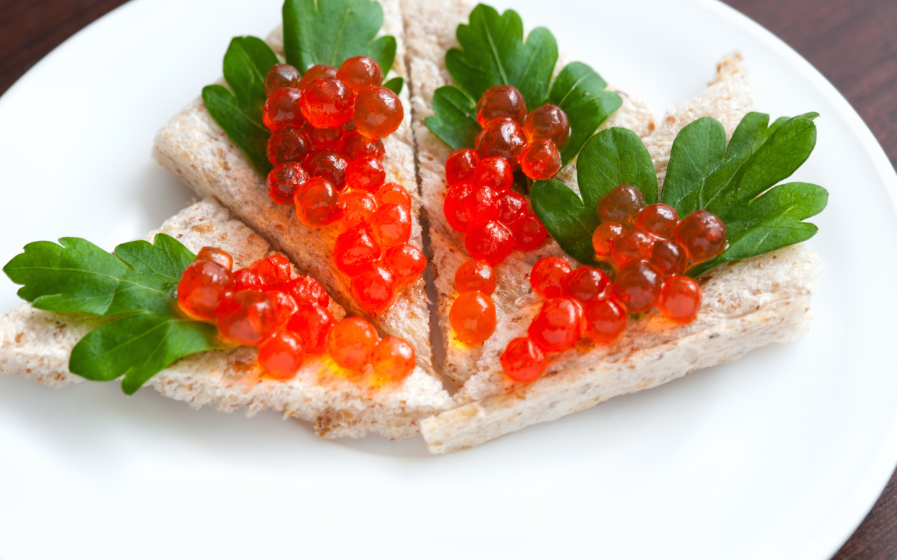 Бутерброды с красной икрой и листиками петрушки