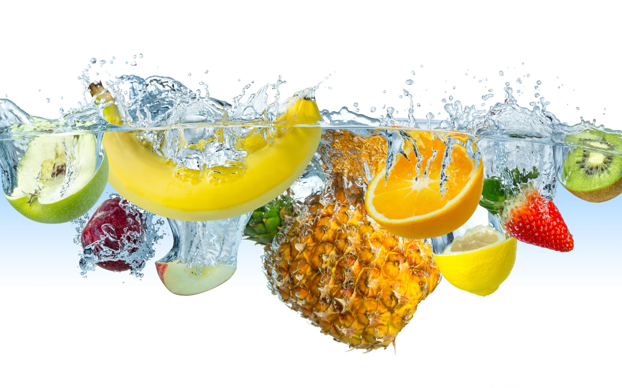 Аппетитные свежие ягоды и фрукты в воде на белом фоне