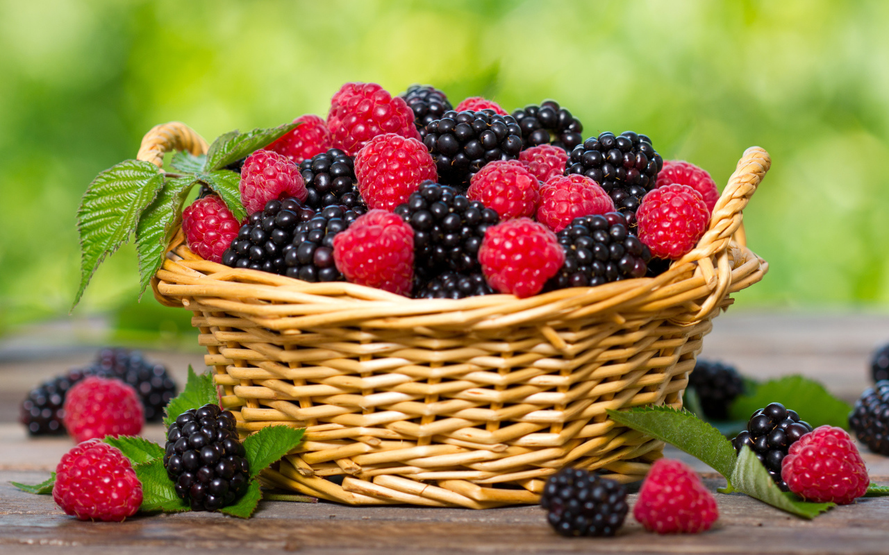 Корзина с ягодами малины и ежевики