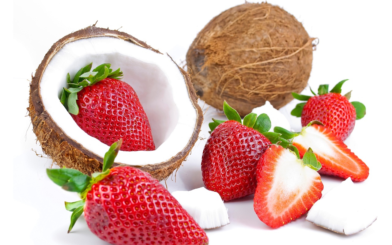 Кокосы со свежей клубникой на белом фоне