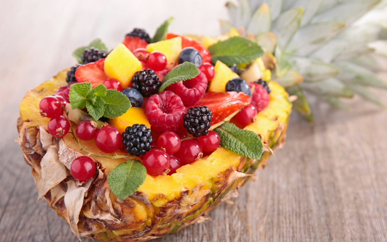 Свежие ягоды в ананасе