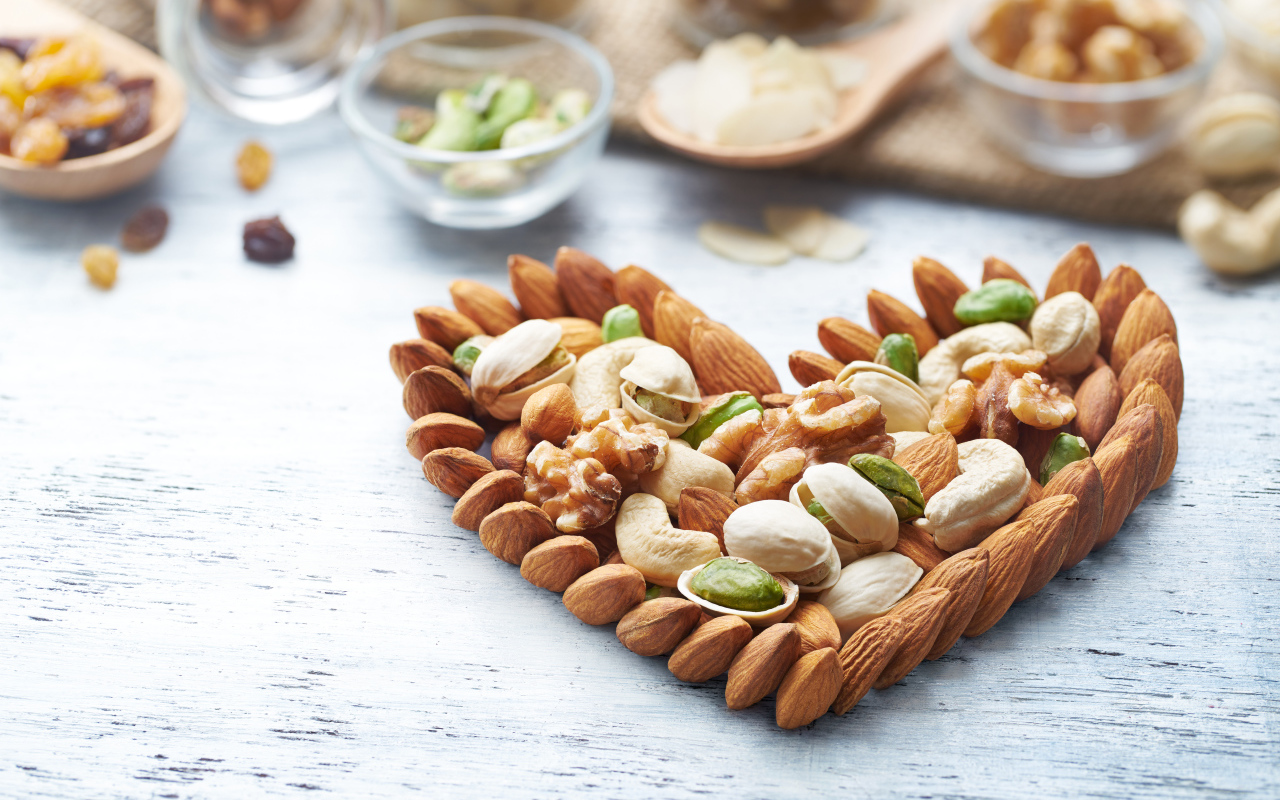 Сердце из орехов на деревянном столе