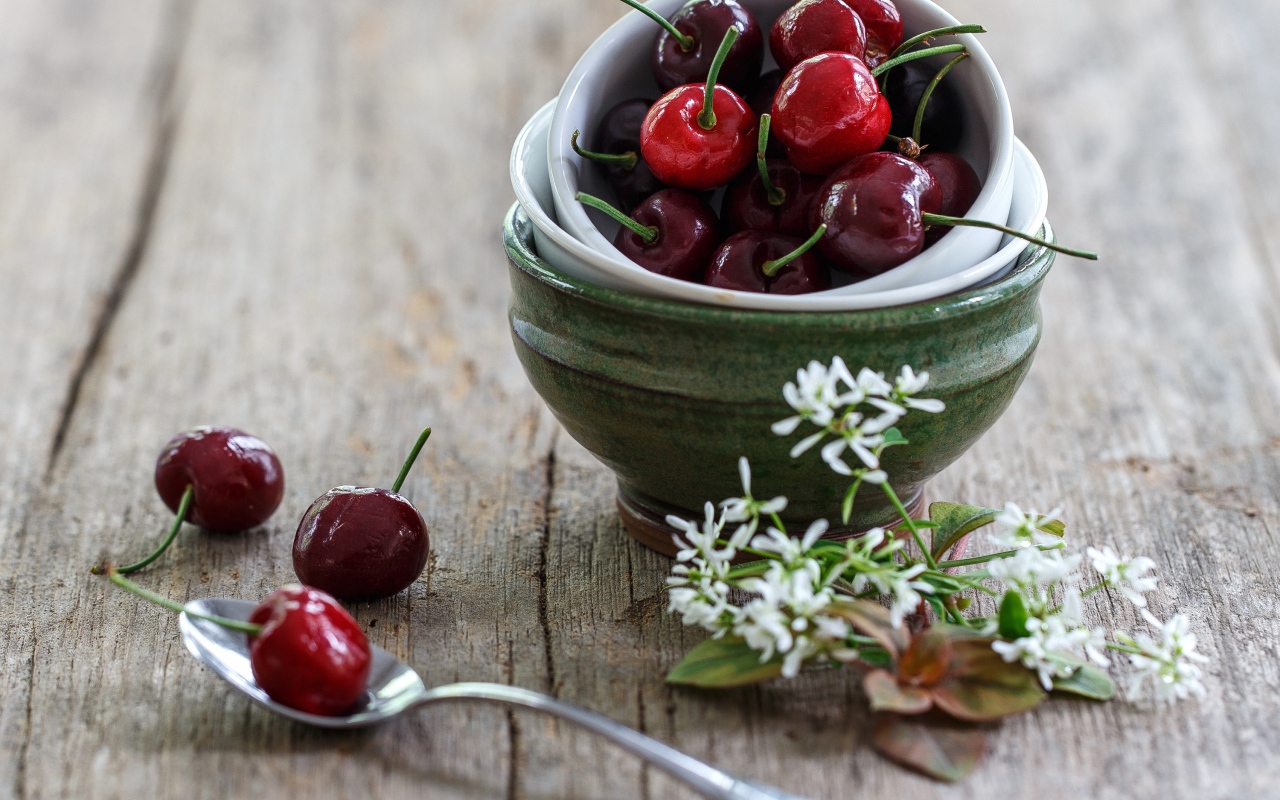 Спелые черешни на столе 