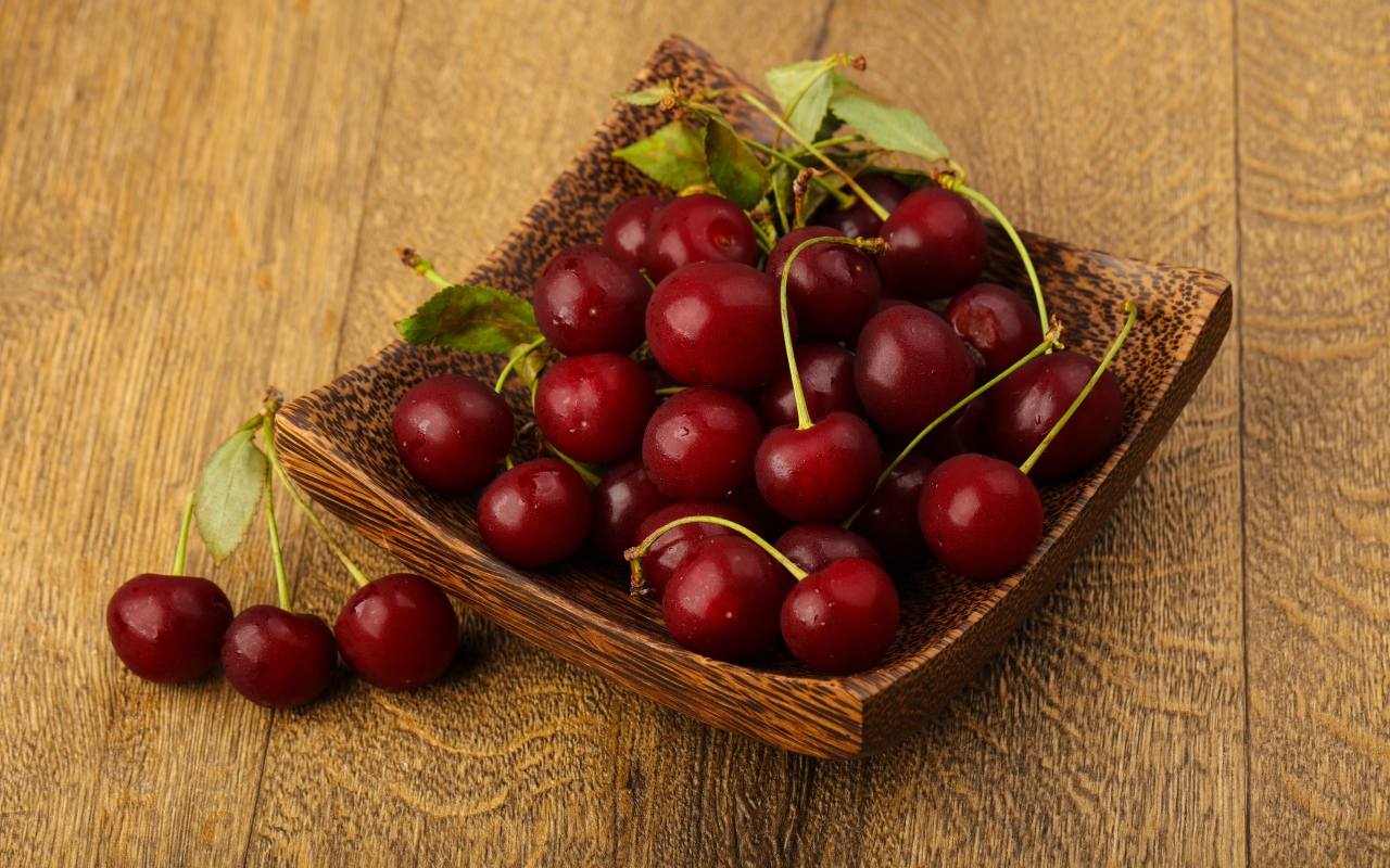 Спелые красные вишни на столе 