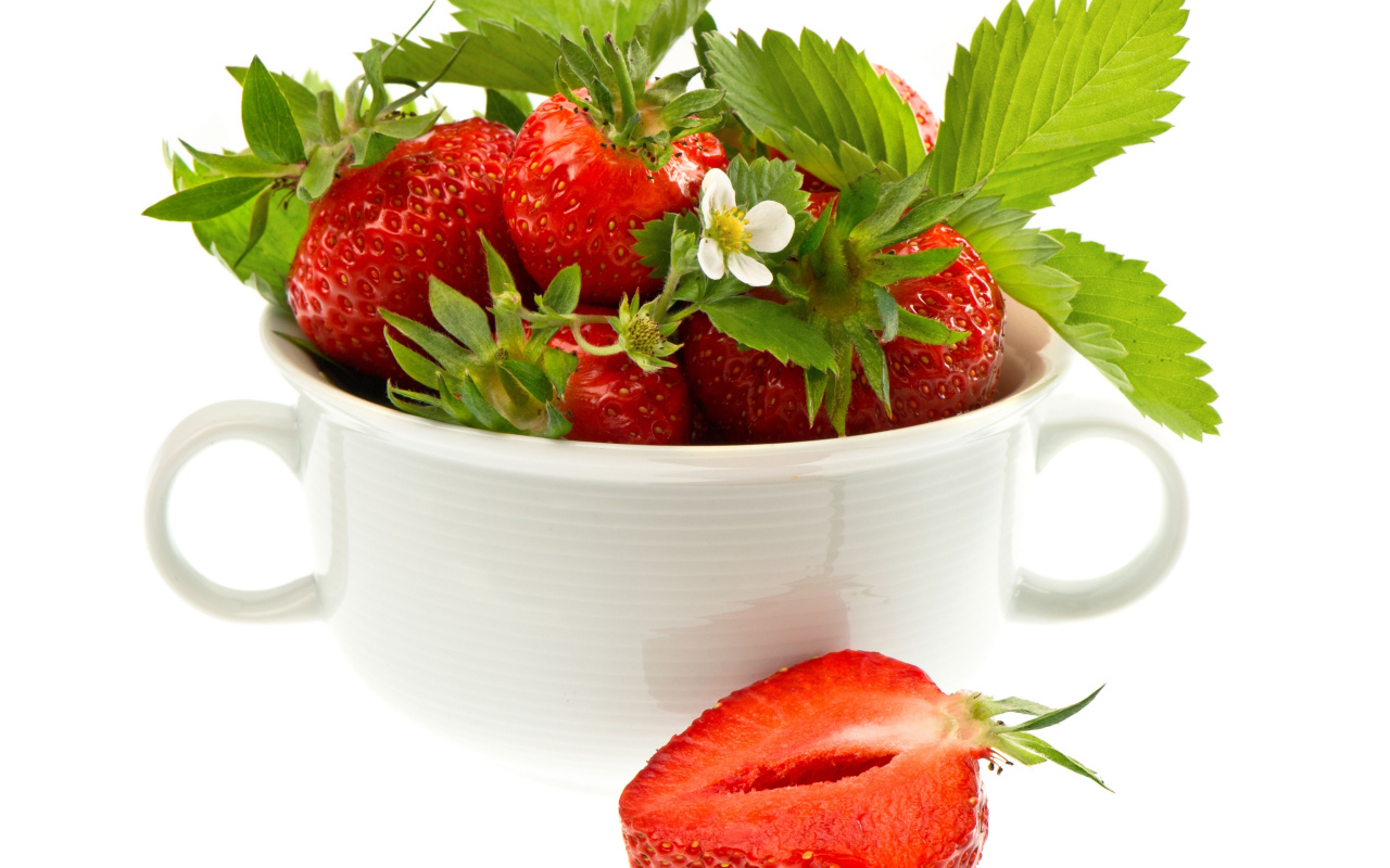 Спелая красная клубника на белом фоне