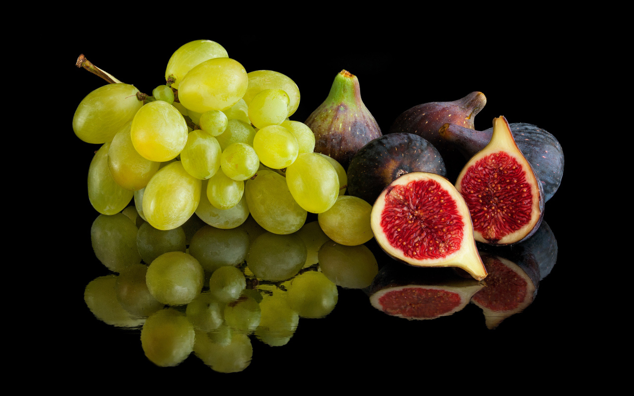 Белый виноград и инжир на черном фоне