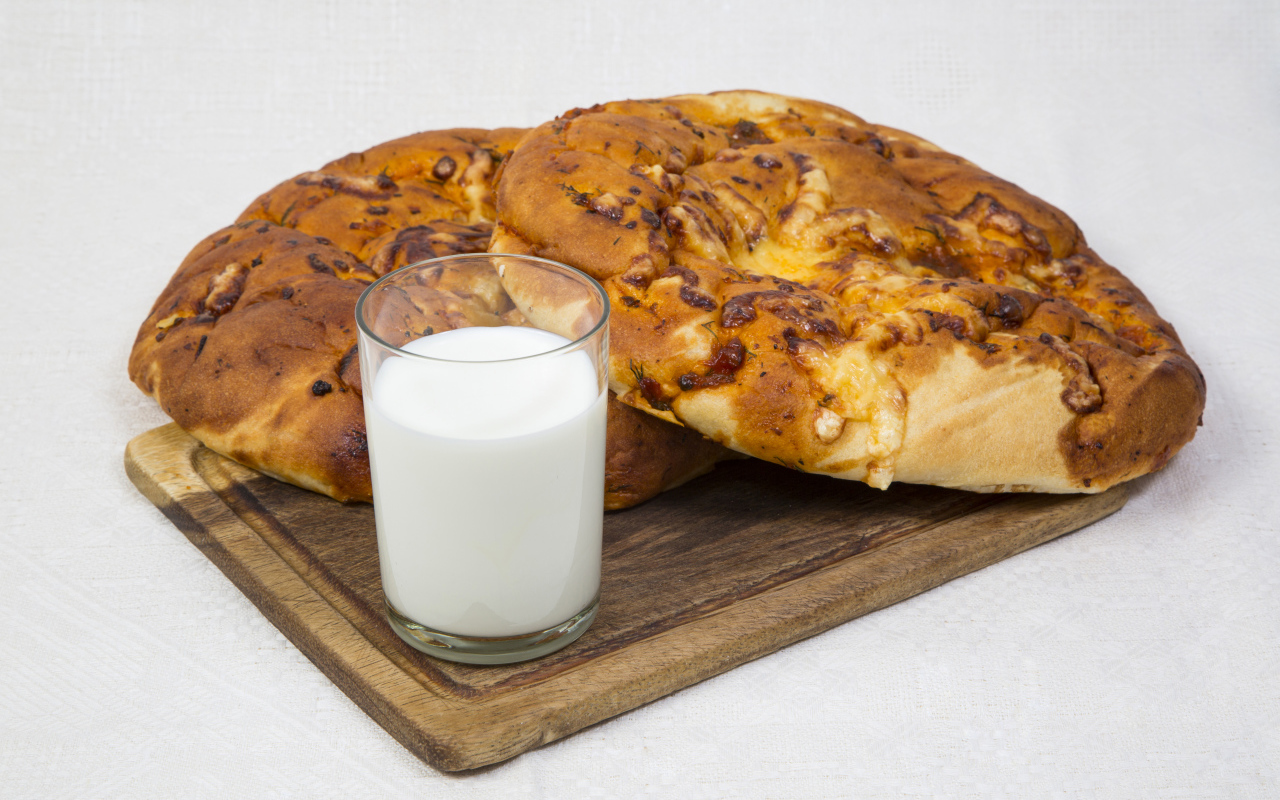 Две свежие булочки со стаканом молока