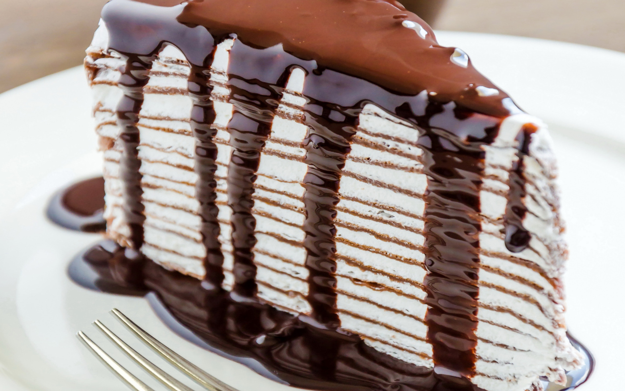 Аппетитный кусок торта с шоколадной глазурью 