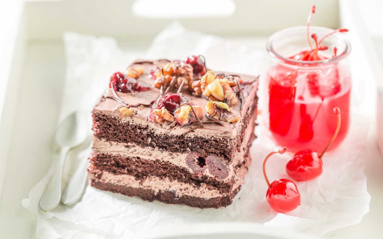 Кусок торта с консервированной вишней