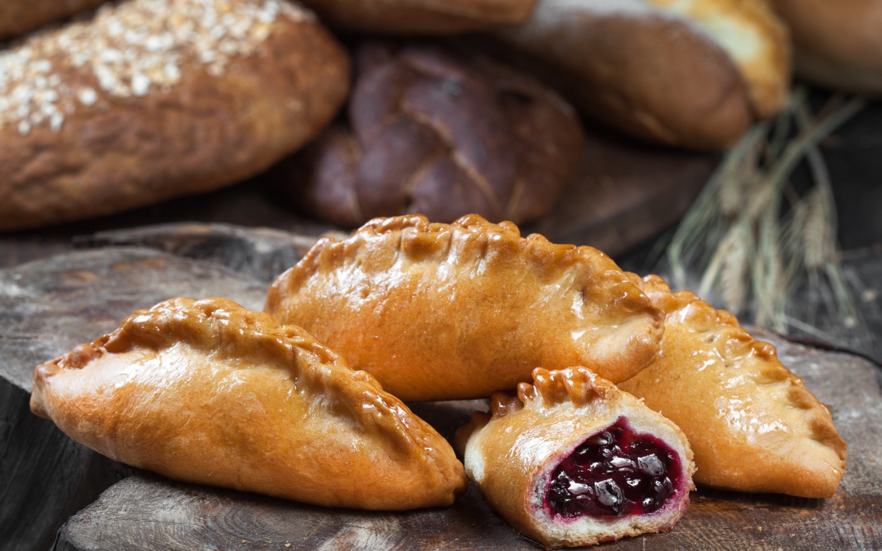 Аппетитные булочки с вишней