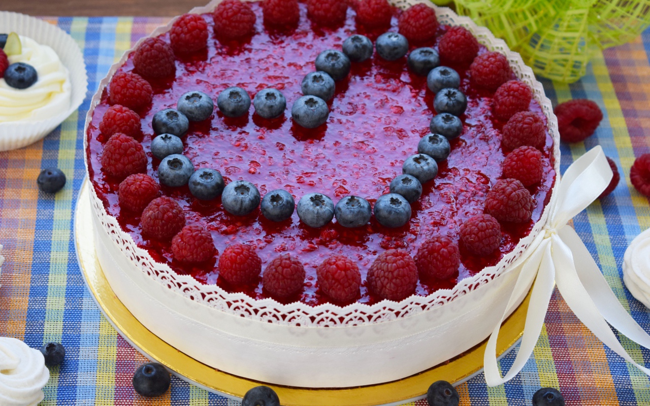 Аппетитный торт с ягодами малины и черники