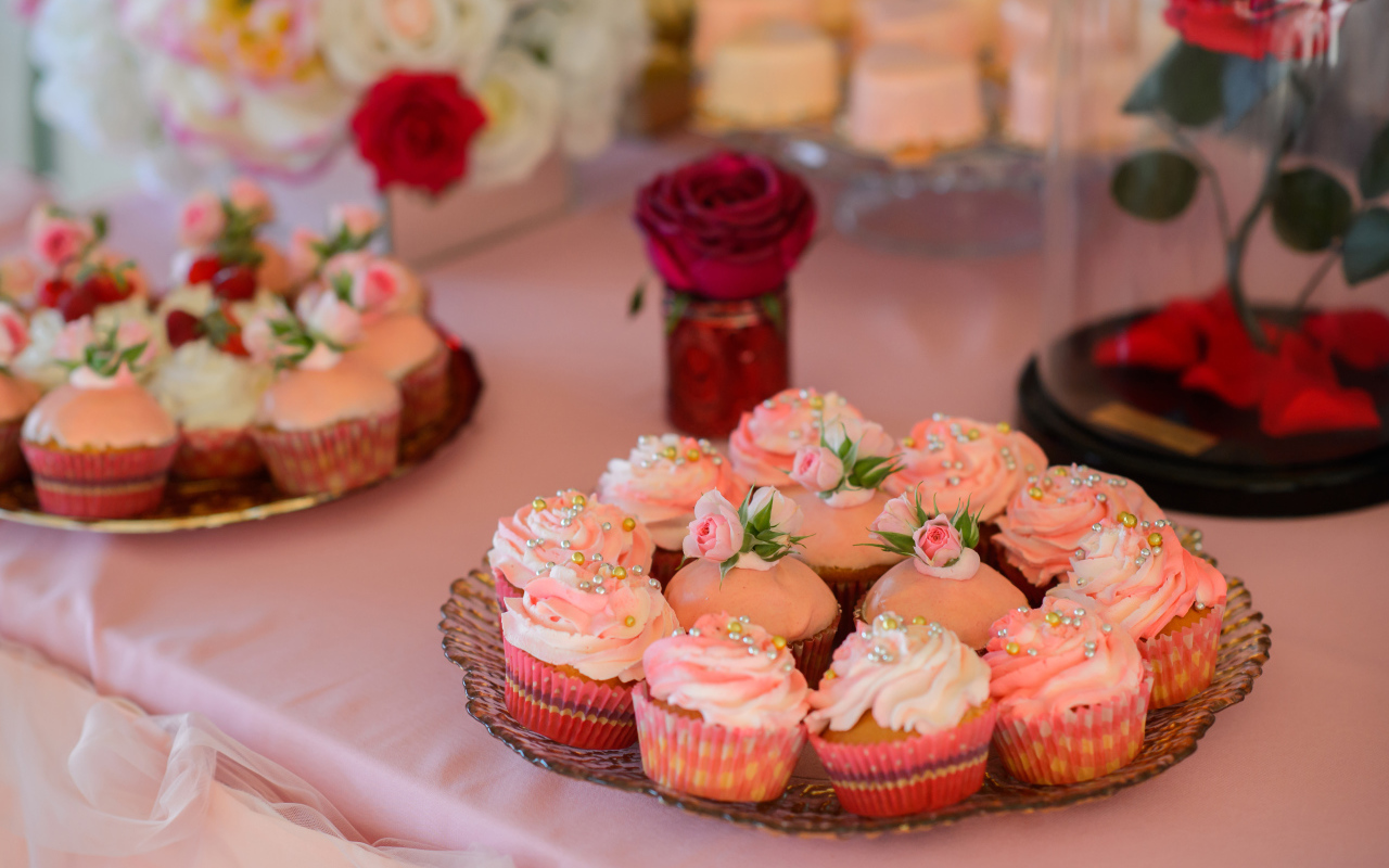 Аппетитные дизайнерские капкейки на столе