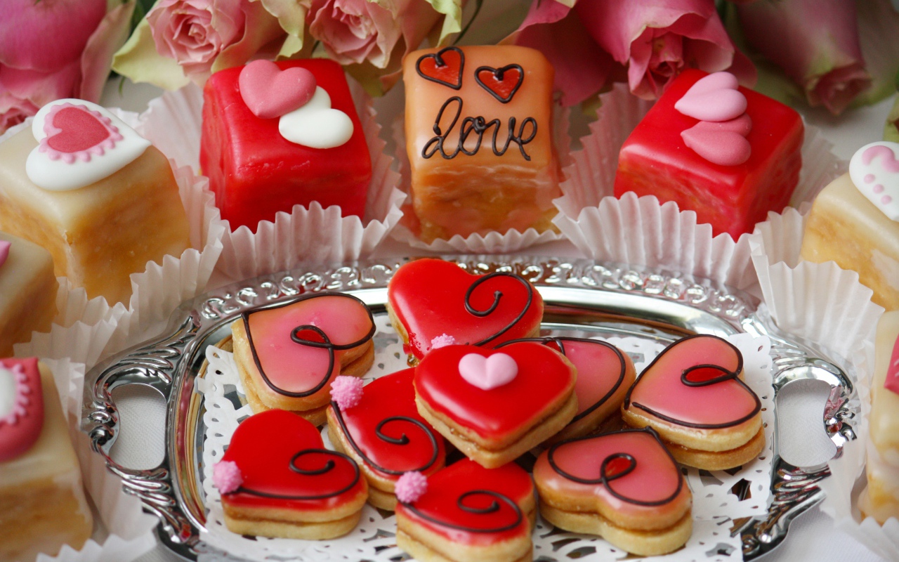 Аппетитное сладкое печенье в форме сердечек