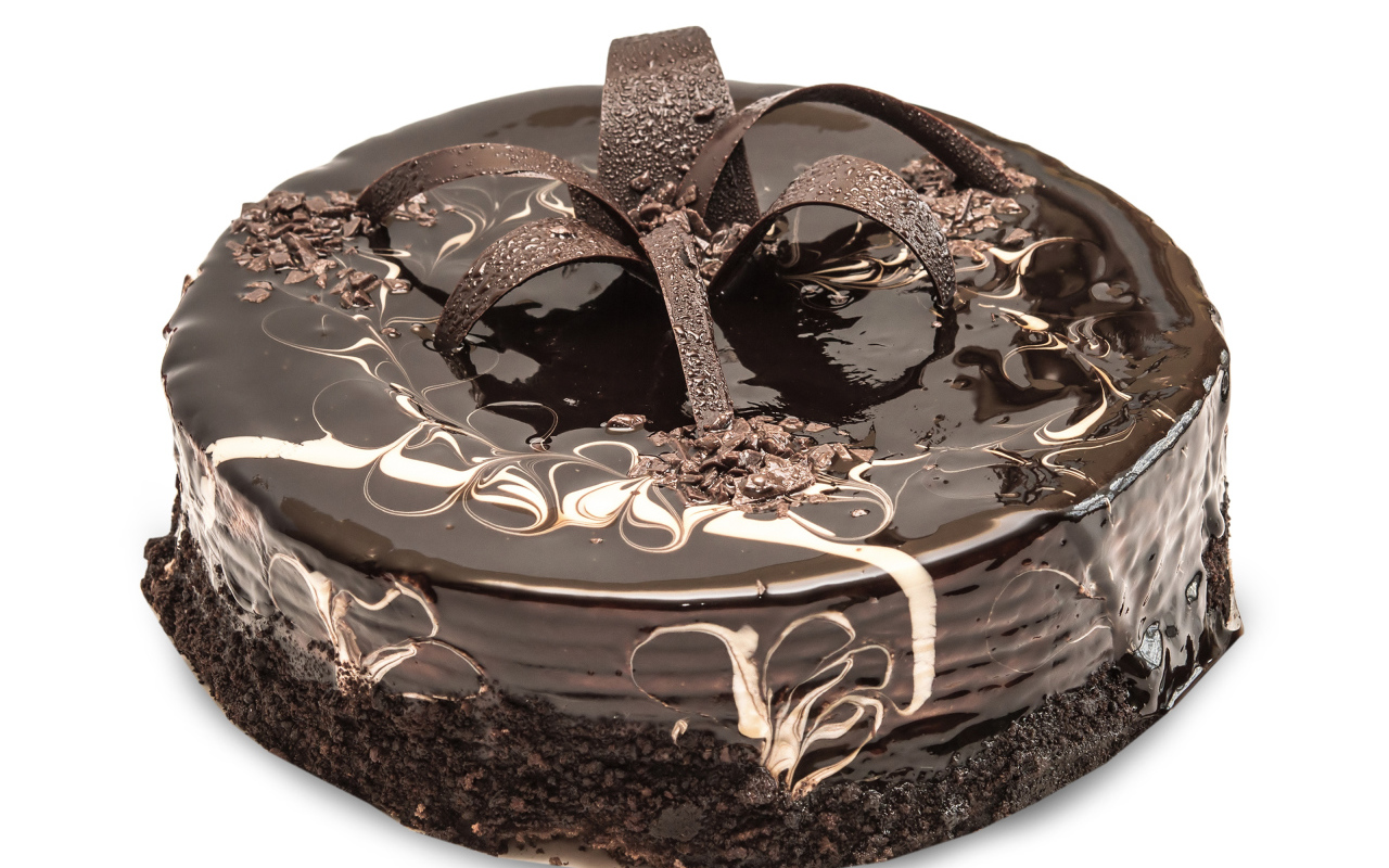 Красивый аппетитный шоколадный торт на белом фоне