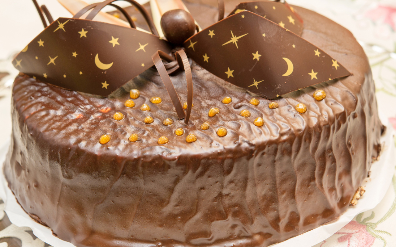 Красивый праздничный торт с шоколадом