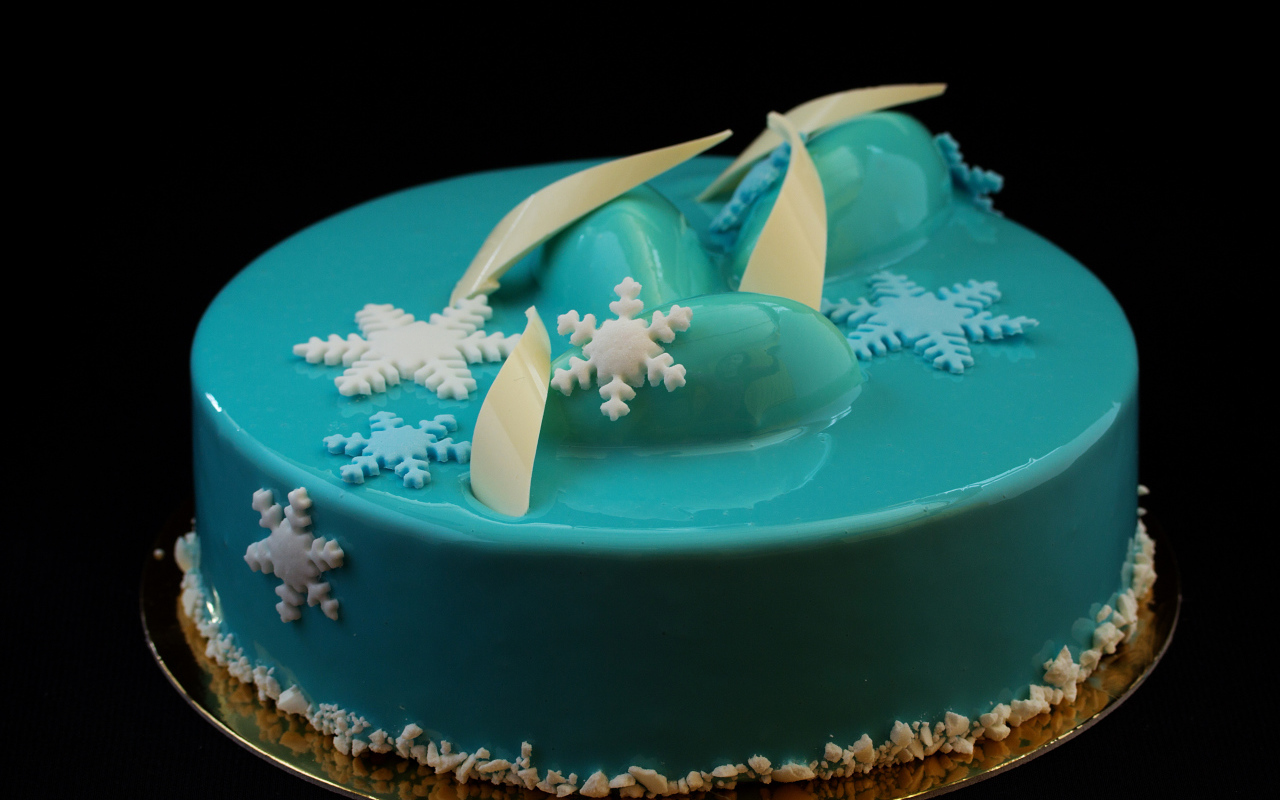 Красивый голубой глянцевый торт со снежинками 