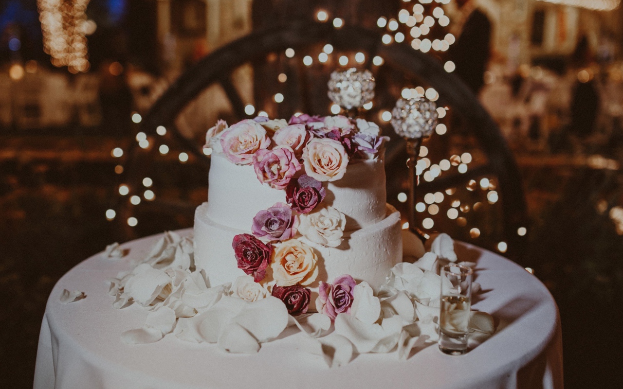 Красивый свадебный торт украшен розами