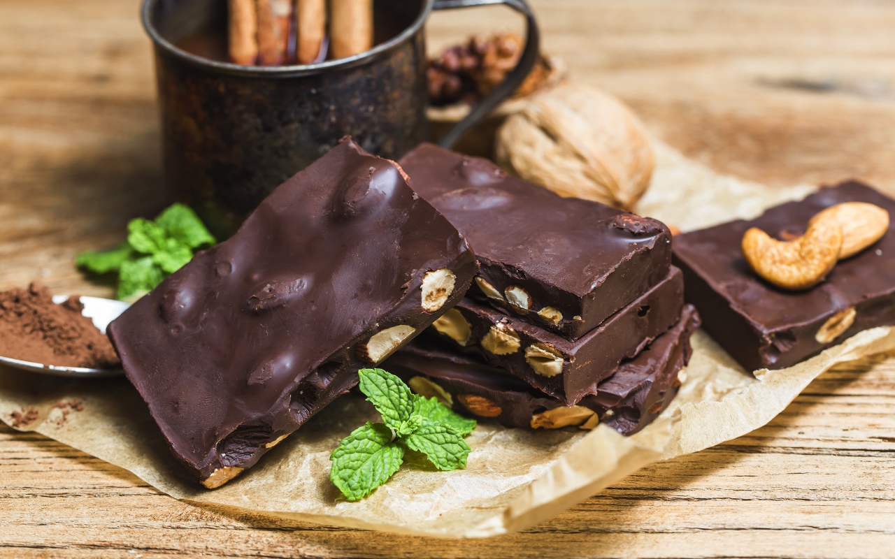 Черный шоколад с орехами на столе 