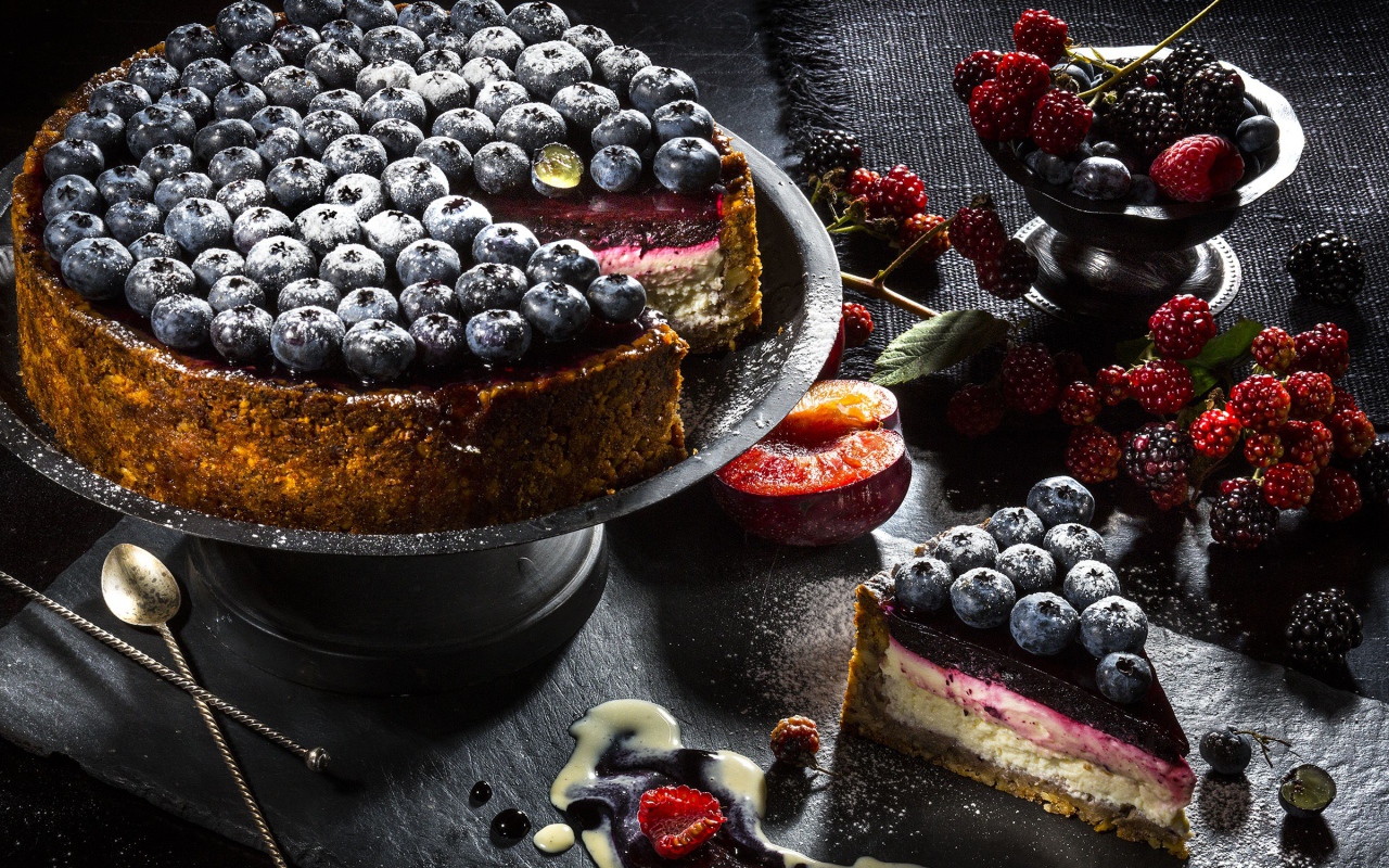 Пирог с ягодами черники и ежевики 