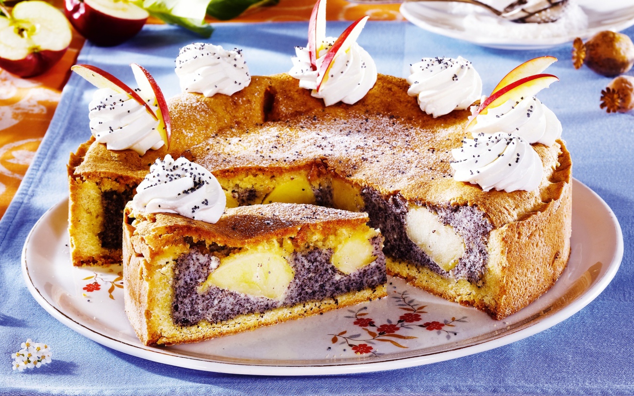 Пирог с маком и яблоками на столе 
