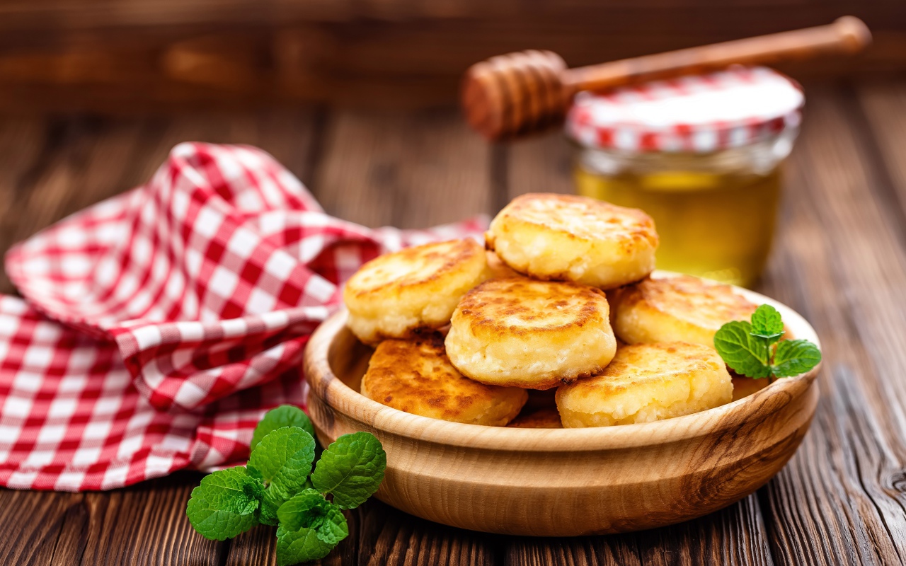 Сырники на столе с медом