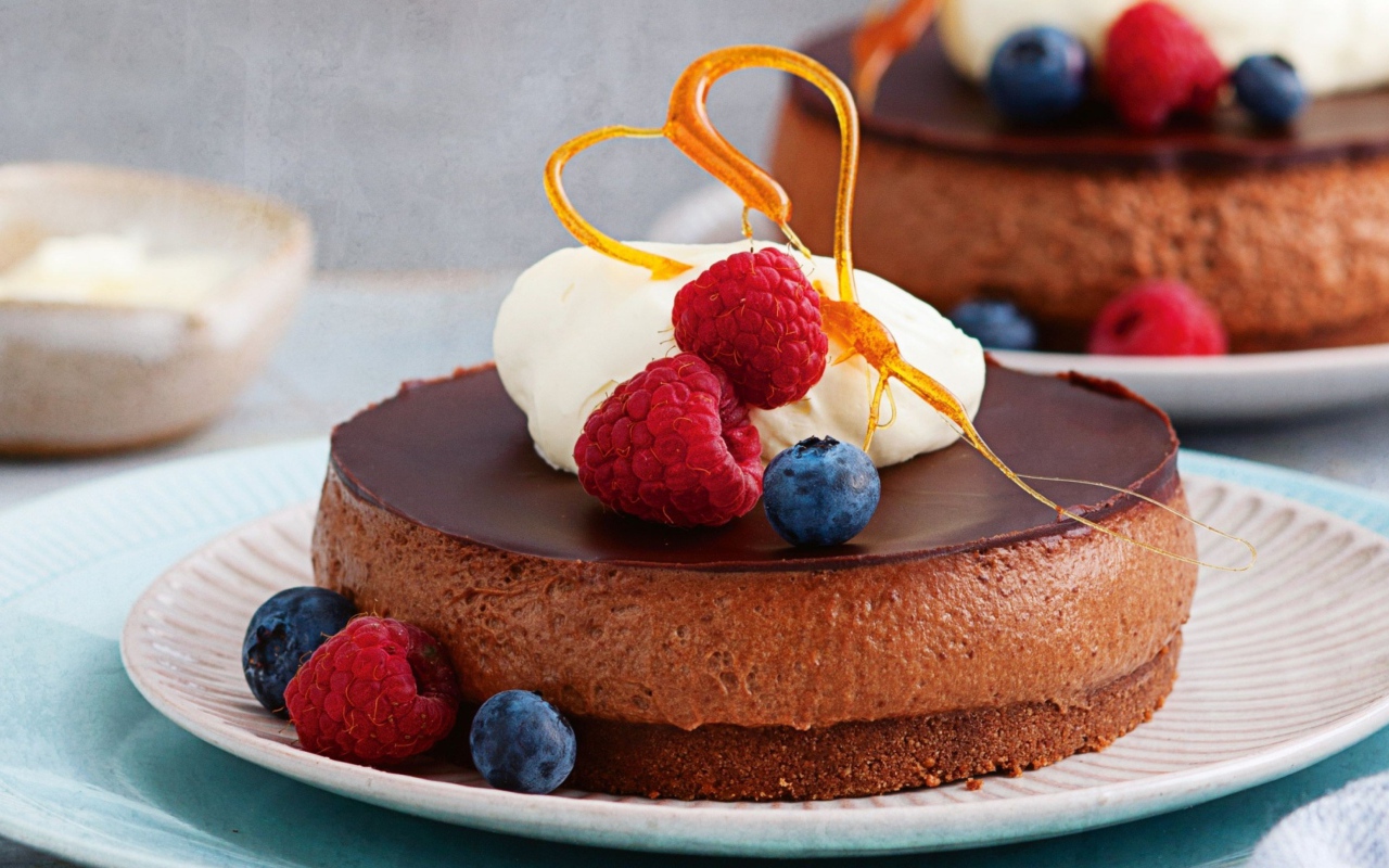 Шоколадное пирожное с ягодами клубники и черники