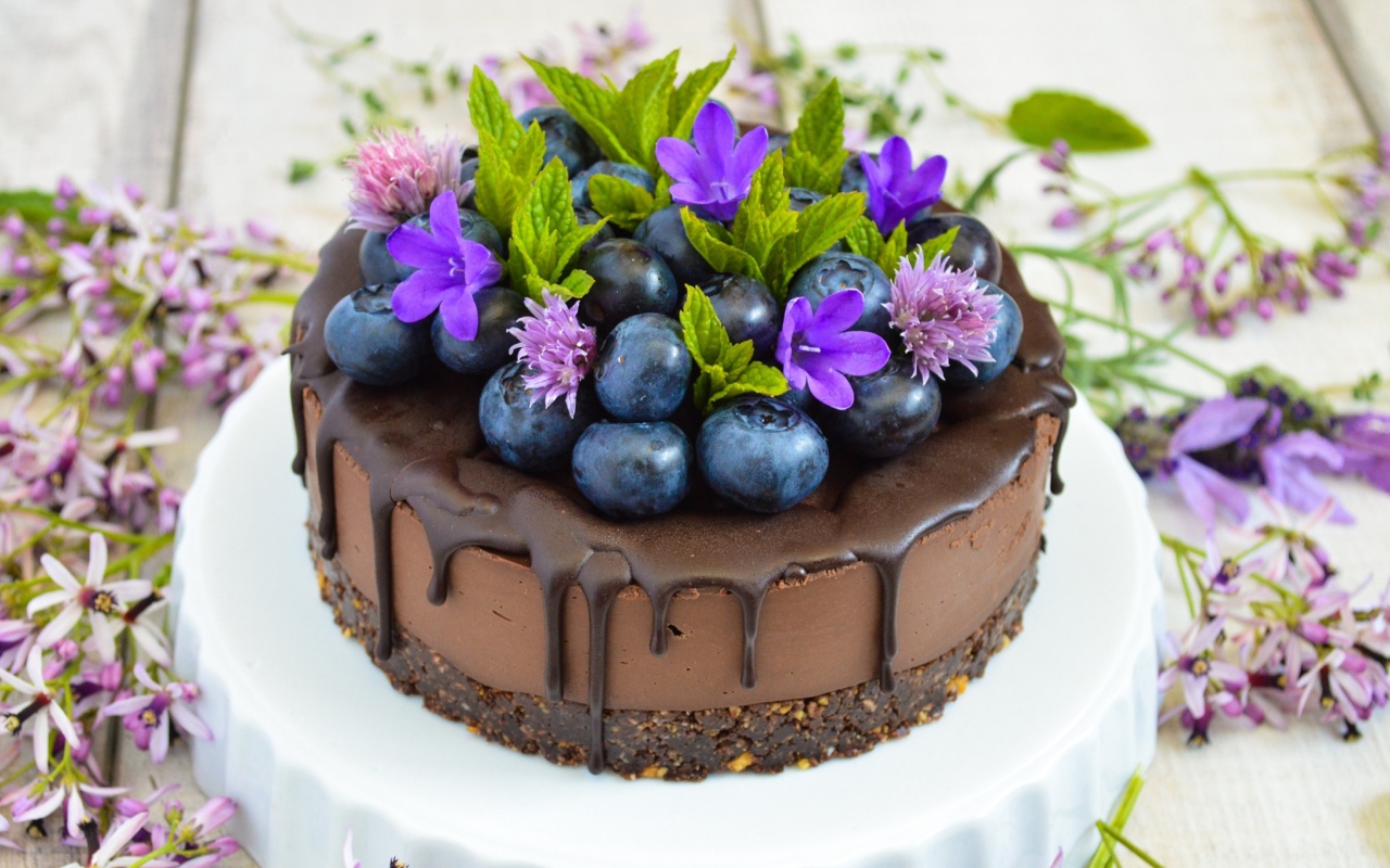 Шоколадный торт с ягодами черники и цветами 
