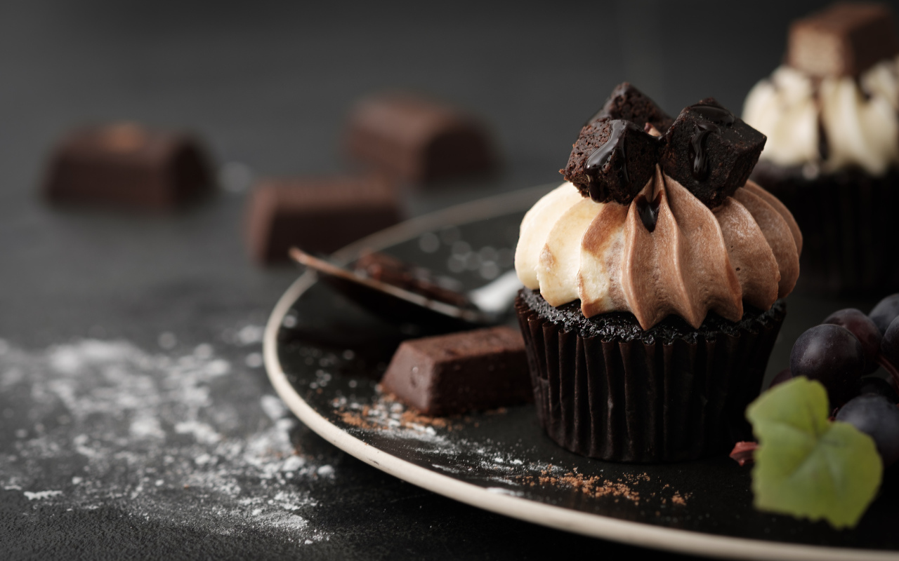 Шоколадный маффин с кремом на тарелке 