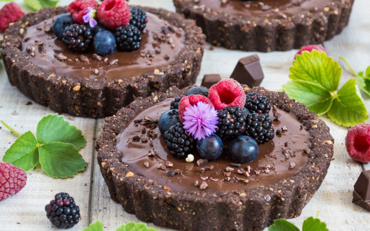 Шоколадное сладкое пирожное с ягодами