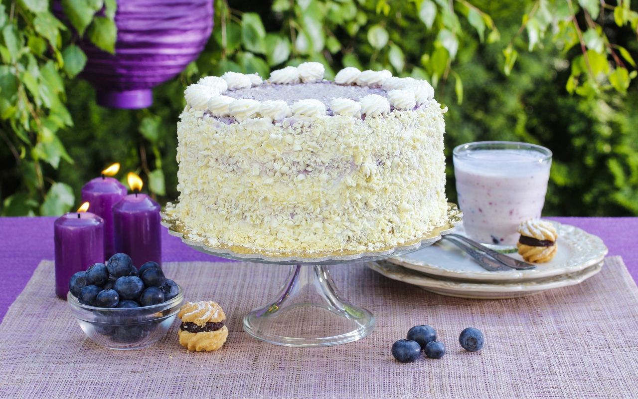 Вкусный красивый торт с черникой на столе