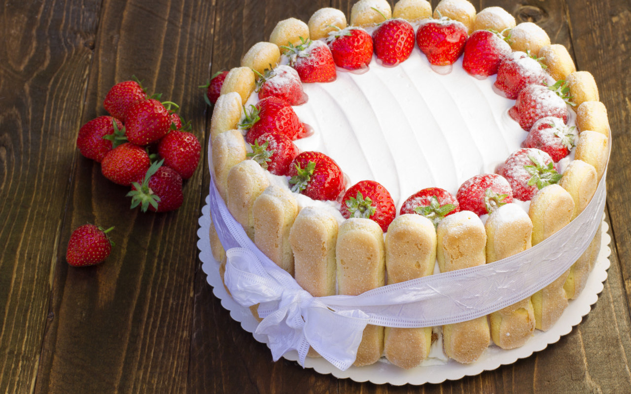 Вкусный торт с клубникой и печеньем перевязан бантом