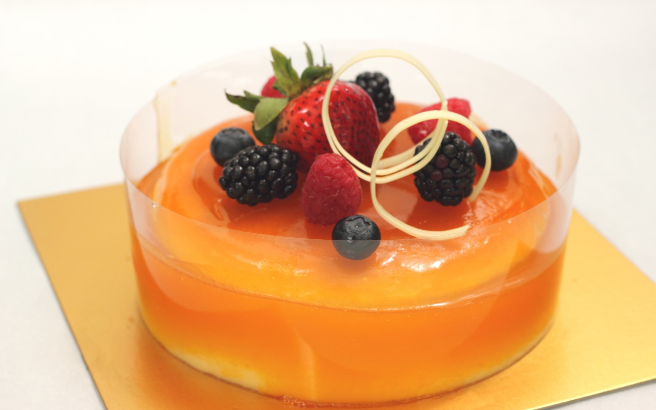 Десерт желе с ягодами клубники, черники, малины и ежевики