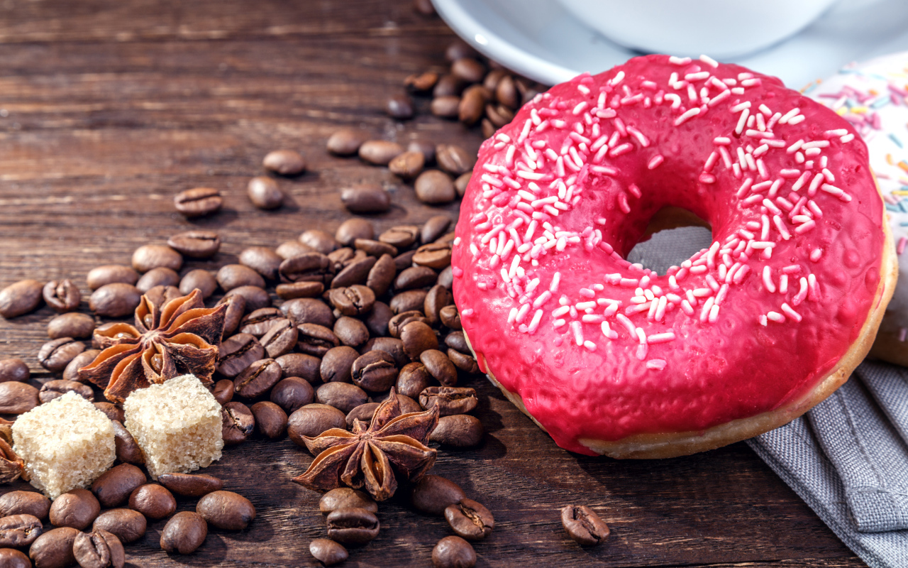 Пончик с глазурью, зернами кофе,  сахаром и бадьяном