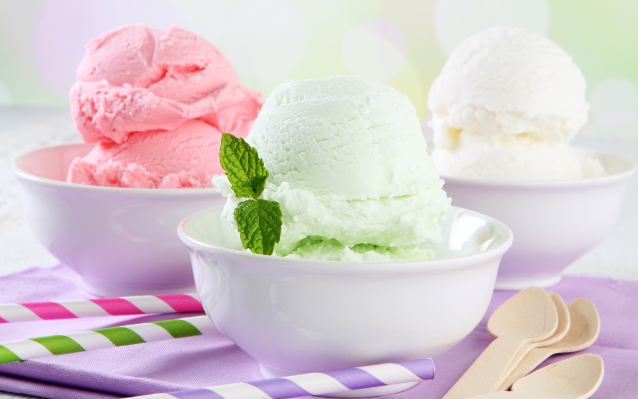 Шарики фруктового мороженого с листьями мяты