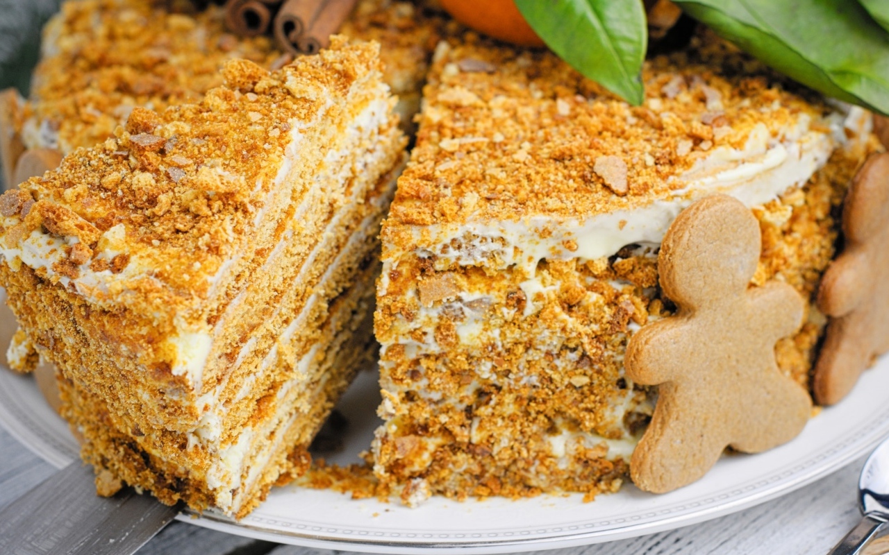 Медовый торт и имбирным печеньем на блюде