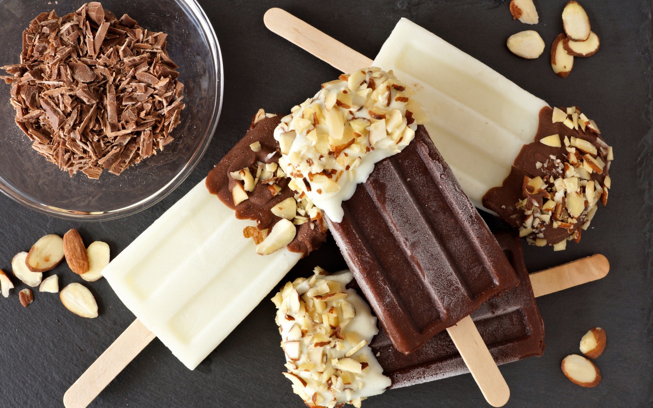 Мороженое на палочке в шоколаде с миндальными орехами