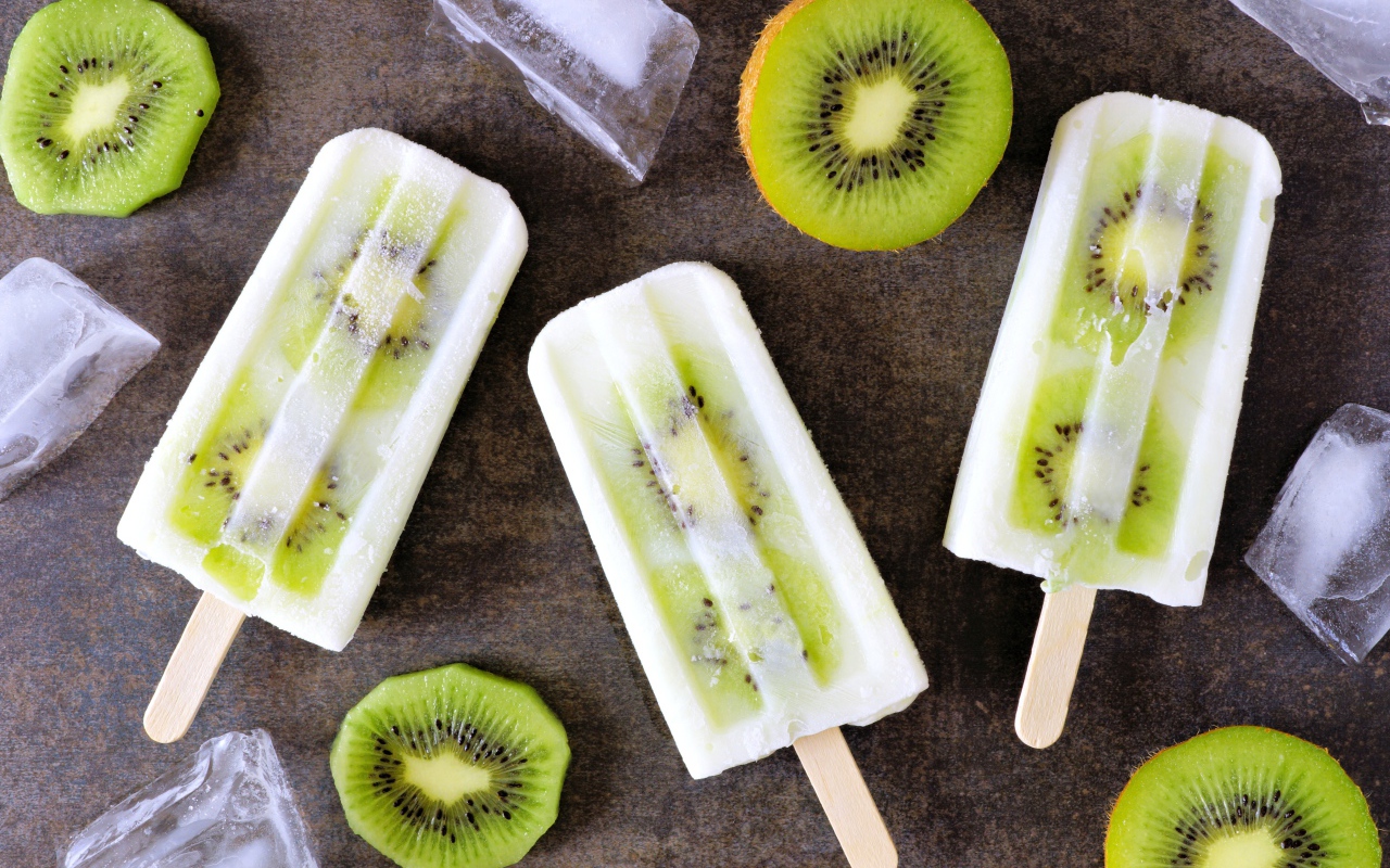 Мороженое на палочке с кусочками киви